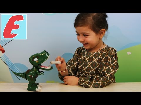 ემილია თამაშობს მწვანე დინოზავრთან ერთად